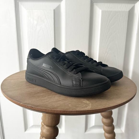 Puma All Black Solid Smash V2 Low Top Lace Up Trainer Sneakers Kids 2.5 - Picture 2 of 10